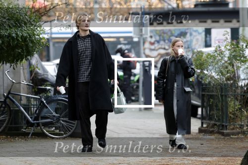 Amsterdam 28 november 2025
Kasper Dolberg met zijn vrouw Laerke Julie Dolberg op terras en straat in Amsterdam zuid.