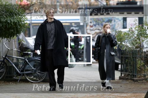 Amsterdam 28 november 2025
Kasper Dolberg met zijn vrouw Laerke Julie Dolberg op terras en straat in Amsterdam zuid.