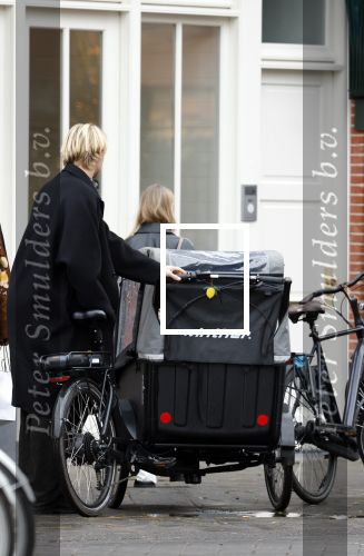 Amsterdam 28 november 2025
Kasper Dolberg met zijn vrouw Laerke Julie Dolberg op terras en straat in Amsterdam zuid.