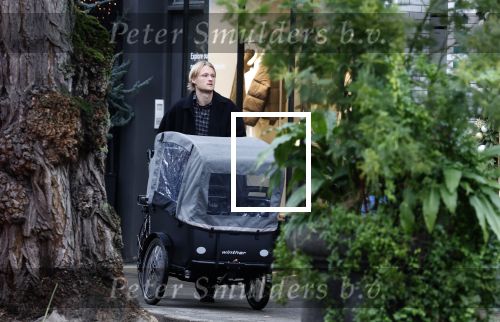 Amsterdam 28 november 2025
Kasper Dolberg met zijn vrouw Laerke Julie Dolberg op terras en straat in Amsterdam zuid.