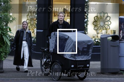 Amsterdam 28 november 2025
Kasper Dolberg met zijn vrouw Laerke Julie Dolberg op terras en straat in Amsterdam zuid.