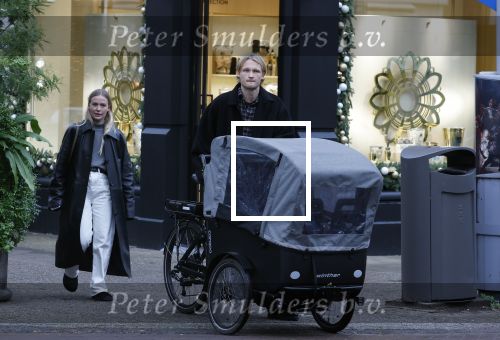 Amsterdam 28 november 2025
Kasper Dolberg met zijn vrouw Laerke Julie Dolberg op terras en straat in Amsterdam zuid.