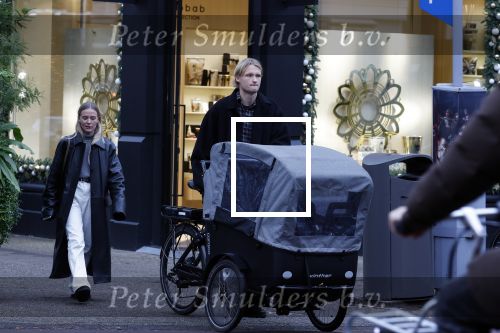 Amsterdam 28 november 2025
Kasper Dolberg met zijn vrouw Laerke Julie Dolberg op terras en straat in Amsterdam zuid.