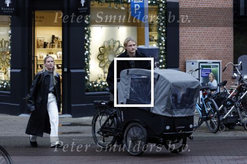 Amsterdam 28 november 2025
Kasper Dolberg met zijn vrouw Laerke Julie Dolberg op terras en straat in Amsterdam zuid.