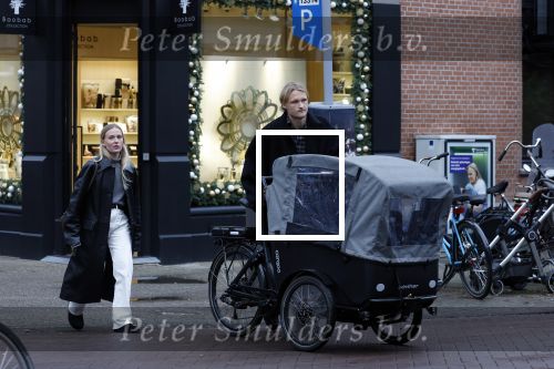 Amsterdam 28 november 2025
Kasper Dolberg met zijn vrouw Laerke Julie Dolberg op terras en straat in Amsterdam zuid.