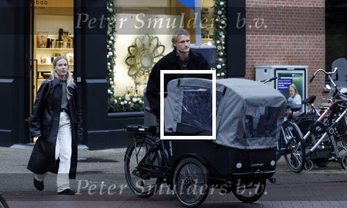 Amsterdam 28 november 2025
Kasper Dolberg met zijn vrouw Laerke Julie Dolberg op terras en straat in Amsterdam zuid.