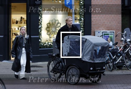 Amsterdam 28 november 2025
Kasper Dolberg met zijn vrouw Laerke Julie Dolberg op terras en straat in Amsterdam zuid.