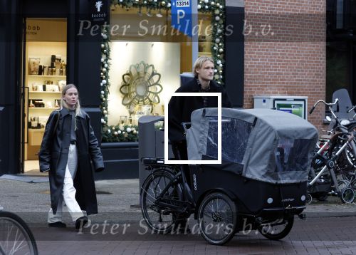 Amsterdam 28 november 2025
Kasper Dolberg met zijn vrouw Laerke Julie Dolberg op terras en straat in Amsterdam zuid.