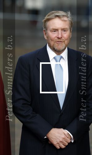 Den Haag 20 november 2025
 Prinses Amalia en haar vader Koning Willem Alexander bij de Grote Kerk, na de Bijzondere Verenigde Vergadering van de Eerste en Tweede Kamer, ter gelegenheid van de tachtigste verjaardag dat het parlement na de Tweede Wereldoorlog voor het eerst weer in gezamenlijkheid bijeenkwam. Eerste Kamervoorzitter Mei Li Vos Tweede Kamervoorzitter Thom van Campenvingen ze op .