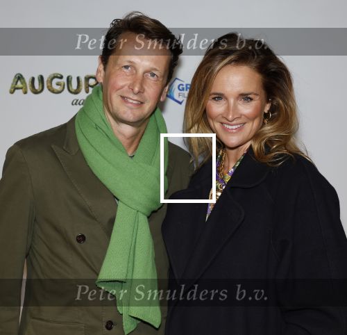 Amsterdam 4 november 2025
Premiere Augurk aan zee in Tuschinski met de cast die bestaat uit oa Monic Hendrickx Martin v Waardenberg Olga Zuiderhoek Jelka v Houten Frank Lammers Peter v d Begin en Tibor Lukacs. Robert v Hemert heeft de titelsong geschreven . Lieke v Lexmond met haar man Bas v Veggel