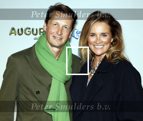 Amsterdam 4 november 2025
Premiere Augurk aan zee in Tuschinski met de cast die bestaat uit oa Monic Hendrickx Martin v Waardenberg Olga Zuiderhoek Jelka v Houten Frank Lammers Peter v d Begin en Tibor Lukacs. Robert v Hemert heeft de titelsong geschreven . Lieke v Lexmond met haar man Bas v Veggel