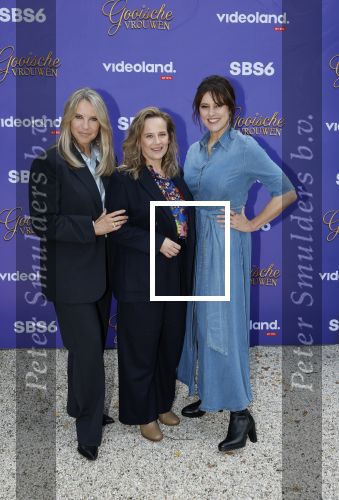 Blaricum 17 oktober 2025
Perspresentatie eerste aflevering Gooische vrouwen met oa aanwezig Linda de Mol Susan Visser Liews Visschedijk Teunie de Brouwer Tommy v Lent Robert de Hoog en Eefje Kuijtzer