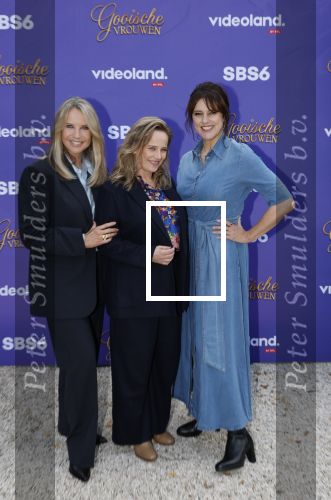 Blaricum 17 oktober 2025
Perspresentatie eerste aflevering Gooische vrouwen met oa aanwezig Linda de Mol Susan Visser Liews Visschedijk Teunie de Brouwer Tommy v Lent Robert de Hoog en Eefje Kuijtzer