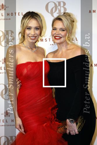 Amsterdam 26 november 2025
Olcay Gulsen geeft een groot feest ( Gemaskerd bal) in het Amstel Hotel. Loiza Lamers en Myrthe Mylius