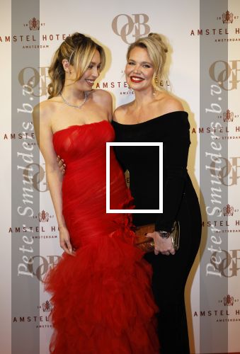 Amsterdam 26 november 2025
Olcay Gulsen geeft een groot feest ( Gemaskerd bal) in het Amstel Hotel. Loiza Lamers en Myrthe Mylius