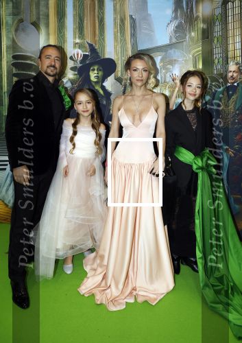 Amsterdam 18 november 2025
Premiere Wicked in het deLaMar theater . Louis Klibansky met vrouw Susanna Klibansky en hun kinderen