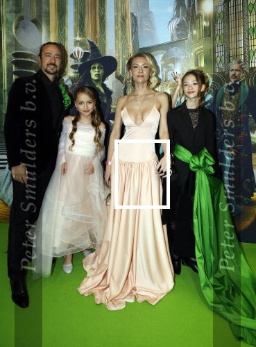 Amsterdam 18 november 2025
Premiere Wicked in het deLaMar theater . Louis Klibansky met vrouw Susanna Klibansky en hun kinderen