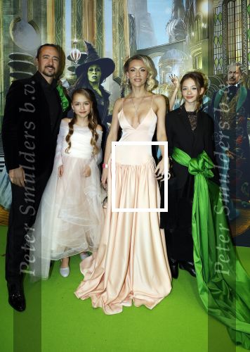 Amsterdam 18 november 2025
Premiere Wicked in het deLaMar theater . Louis Klibansky met vrouw Susanna Klibansky en hun kinderen