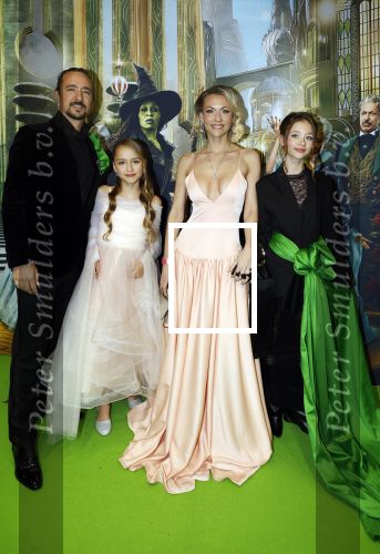 Amsterdam 18 november 2025
Premiere Wicked in het deLaMar theater . Louis Klibansky met vrouw Susanna Klibansky en hun kinderen