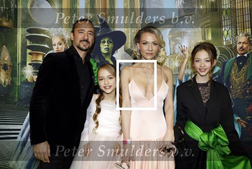 Amsterdam 18 november 2025
Premiere Wicked in het deLaMar theater . Louis Klibansky met vrouw Susanna Klibansky en hun kinderen