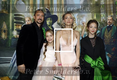 Amsterdam 18 november 2025
Premiere Wicked in het deLaMar theater . Louis Klibansky met vrouw Susanna Klibansky en hun kinderen