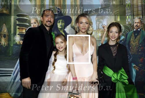 Amsterdam 18 november 2025
Premiere Wicked in het deLaMar theater . Louis Klibansky met vrouw Susanna Klibansky en hun kinderen