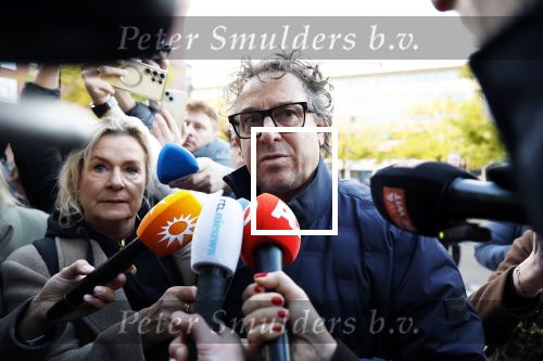 Utrecht 30 oktober 2025
Tweede dag van de rechtszaak tegen Marco Borsato in de rechtbank van Utrecht . Er was ongelofelijk veel pers aanwezig . Marco werd bijgestaan door de advocaten Geert Jan Knoops en Carry Knoops .