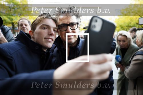 Utrecht 30 oktober 2025
Tweede dag van de rechtszaak tegen Marco Borsato in de rechtbank van Utrecht . Er was ongelofelijk veel pers aanwezig . Marco werd bijgestaan door de advocaten Geert Jan Knoops en Carry Knoops .
