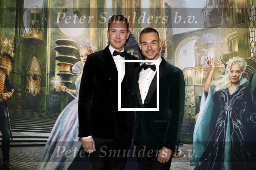 Amsterdam 18 november 2025
Premiere Wicked in het deLaMar theater . Marvin Pool poseert met partner Ferdi Pool