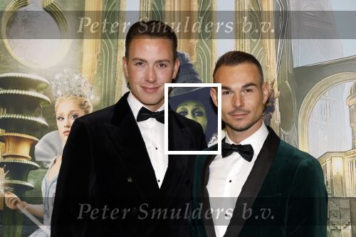 Amsterdam 18 november 2025
Premiere Wicked in het deLaMar theater . Marvin Pool poseert met partner Ferdi Pool