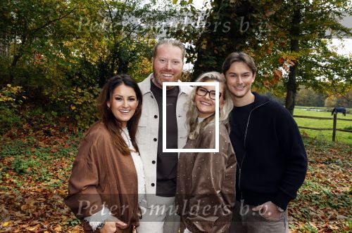 Naarden 3 november 2025
Presentatie nieuwe serie de Frogers met aanwezig Rene Froger Natasja Froger Danny Froger Ann Dominique Wilten Natascha Froger Matthijs Timmermans Charlie Didier Froger Sammy Verheij Maxim Froger en Ruby Celine met hun zoontje.