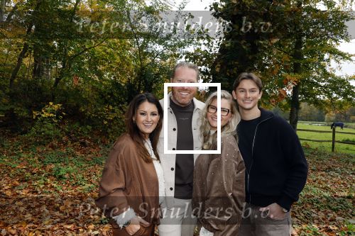 Naarden 3 november 2025
Presentatie nieuwe serie de Frogers met aanwezig Rene Froger Natasja Froger Danny Froger Ann Dominique Wilten Natascha Froger Matthijs Timmermans Charlie Didier Froger Sammy Verheij Maxim Froger en Ruby Celine met hun zoontje.