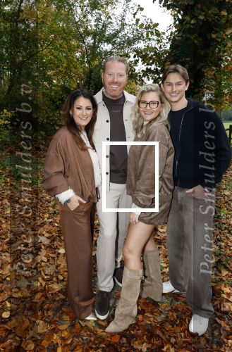 Naarden 3 november 2025
Presentatie nieuwe serie de Frogers met aanwezig Rene Froger Natasja Froger Danny Froger Ann Dominique Wilten Natascha Froger Matthijs Timmermans Charlie Didier Froger Sammy Verheij Maxim Froger en Ruby Celine met hun zoontje.