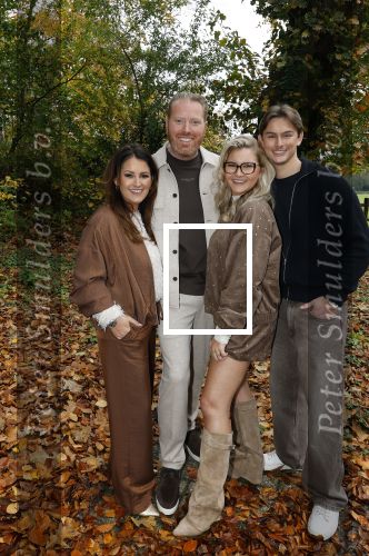 Naarden 3 november 2025
Presentatie nieuwe serie de Frogers met aanwezig Rene Froger Natasja Froger Danny Froger Ann Dominique Wilten Natascha Froger Matthijs Timmermans Charlie Didier Froger Sammy Verheij Maxim Froger en Ruby Celine met hun zoontje.