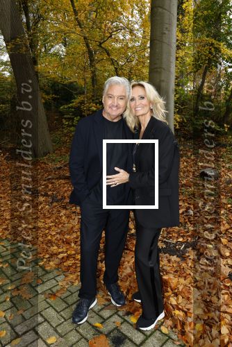 Naarden 3 november 2025
Presentatie nieuwe serie de Frogers met aanwezig Rene Froger Natasja Froger Danny Froger Ann Dominique Wilten Natascha Froger Matthijs Timmermans Charlie Didier Froger Sammy Verheij Maxim Froger en Ruby Celine met hun zoontje.
