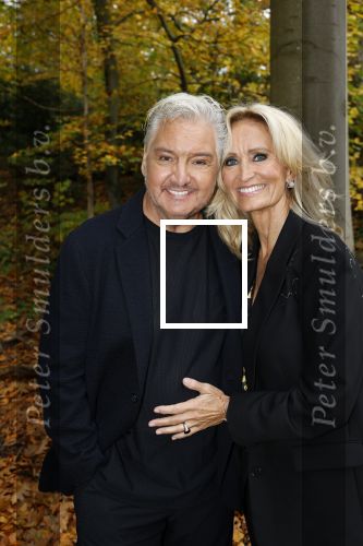 Naarden 3 november 2025
Presentatie nieuwe serie de Frogers met aanwezig Rene Froger Natasja Froger Danny Froger Ann Dominique Wilten Natascha Froger Matthijs Timmermans Charlie Didier Froger Sammy Verheij Maxim Froger en Ruby Celine met hun zoontje.