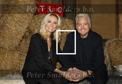 Naarden 3 november 2025
Presentatie nieuwe serie de Frogers met aanwezig Rene Froger Natasja Froger Danny Froger Ann Dominique Wilten Natascha Froger Matthijs Timmermans Charlie Didier Froger Sammy Verheij Maxim Froger en Ruby Celine met hun zoontje.