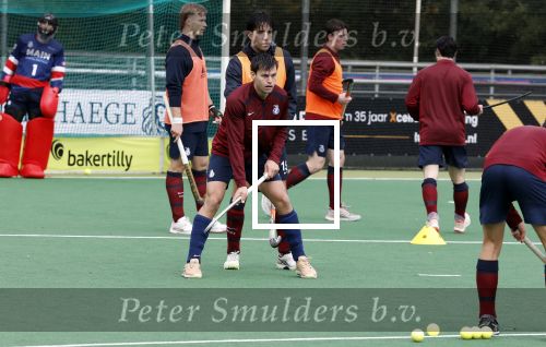 Den Haag 2 november 2025
Rob Jetten gaat bij de hockeywedstrijd klein Zwitserland- Bloemendaal kijken . 
Partner Nicolas Keenan doet alleen tijdens de warming up mee ivm een blessure . 
Daarna kikjken ze samen in de regen onder een paraplu naar de wedstrijd.