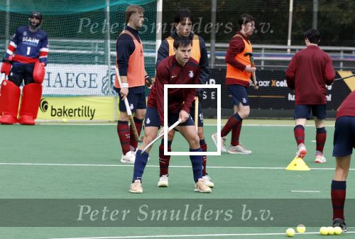 Den Haag 2 november 2025
Rob Jetten gaat bij de hockeywedstrijd klein Zwitserland- Bloemendaal kijken . 
Partner Nicolas Keenan doet alleen tijdens de warming up mee ivm een blessure . 
Daarna kikjken ze samen in de regen onder een paraplu naar de wedstrijd.