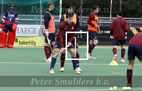 Den Haag 2 november 2025
Rob Jetten gaat bij de hockeywedstrijd klein Zwitserland- Bloemendaal kijken . 
Partner Nicolas Keenan doet alleen tijdens de warming up mee ivm een blessure . 
Daarna kikjken ze samen in de regen onder een paraplu naar de wedstrijd.