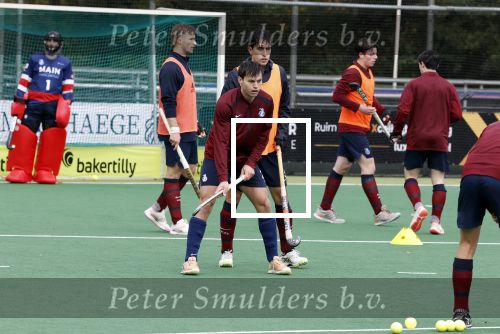 Den Haag 2 november 2025
Rob Jetten gaat bij de hockeywedstrijd klein Zwitserland- Bloemendaal kijken . 
Partner Nicolas Keenan doet alleen tijdens de warming up mee ivm een blessure . 
Daarna kikjken ze samen in de regen onder een paraplu naar de wedstrijd.
