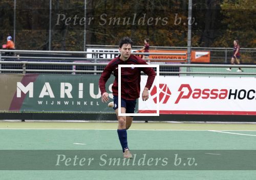 Den Haag 2 november 2025
Rob Jetten gaat bij de hockeywedstrijd klein Zwitserland- Bloemendaal kijken . 
Partner Nicolas Keenan doet alleen tijdens de warming up mee ivm een blessure . 
Daarna kikjken ze samen in de regen onder een paraplu naar de wedstrijd.