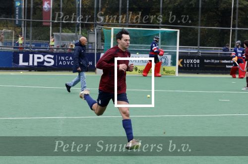 Den Haag 2 november 2025
Rob Jetten gaat bij de hockeywedstrijd klein Zwitserland- Bloemendaal kijken . 
Partner Nicolas Keenan doet alleen tijdens de warming up mee ivm een blessure . 
Daarna kikjken ze samen in de regen onder een paraplu naar de wedstrijd.