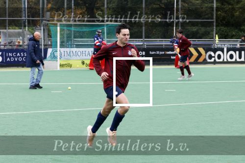 Den Haag 2 november 2025
Rob Jetten gaat bij de hockeywedstrijd klein Zwitserland- Bloemendaal kijken . 
Partner Nicolas Keenan doet alleen tijdens de warming up mee ivm een blessure . 
Daarna kikjken ze samen in de regen onder een paraplu naar de wedstrijd.