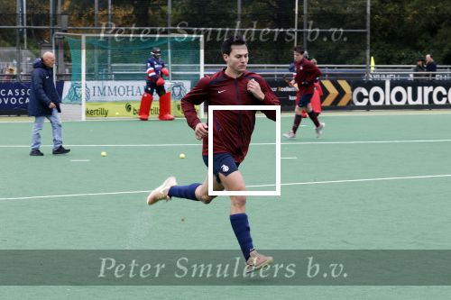 Den Haag 2 november 2025
Rob Jetten gaat bij de hockeywedstrijd klein Zwitserland- Bloemendaal kijken . 
Partner Nicolas Keenan doet alleen tijdens de warming up mee ivm een blessure . 
Daarna kikjken ze samen in de regen onder een paraplu naar de wedstrijd.