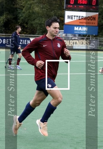 Den Haag 2 november 2025
Rob Jetten gaat bij de hockeywedstrijd klein Zwitserland- Bloemendaal kijken . 
Partner Nicolas Keenan doet alleen tijdens de warming up mee ivm een blessure . 
Daarna kikjken ze samen in de regen onder een paraplu naar de wedstrijd.