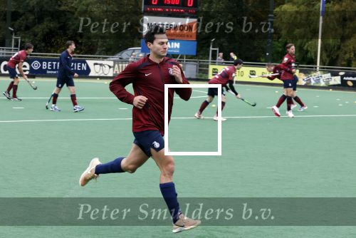 Den Haag 2 november 2025
Rob Jetten gaat bij de hockeywedstrijd klein Zwitserland- Bloemendaal kijken . 
Partner Nicolas Keenan doet alleen tijdens de warming up mee ivm een blessure . 
Daarna kikjken ze samen in de regen onder een paraplu naar de wedstrijd.
