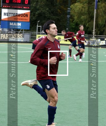 Den Haag 2 november 2025
Rob Jetten gaat bij de hockeywedstrijd klein Zwitserland- Bloemendaal kijken . 
Partner Nicolas Keenan doet alleen tijdens de warming up mee ivm een blessure . 
Daarna kikjken ze samen in de regen onder een paraplu naar de wedstrijd.
