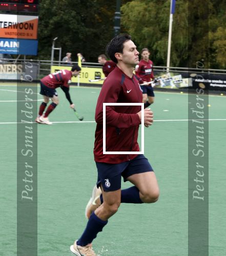 Den Haag 2 november 2025
Rob Jetten gaat bij de hockeywedstrijd klein Zwitserland- Bloemendaal kijken . 
Partner Nicolas Keenan doet alleen tijdens de warming up mee ivm een blessure . 
Daarna kikjken ze samen in de regen onder een paraplu naar de wedstrijd.