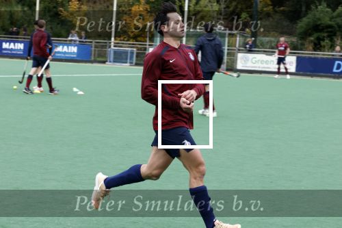 Den Haag 2 november 2025
Rob Jetten gaat bij de hockeywedstrijd klein Zwitserland- Bloemendaal kijken . 
Partner Nicolas Keenan doet alleen tijdens de warming up mee ivm een blessure . 
Daarna kikjken ze samen in de regen onder een paraplu naar de wedstrijd.